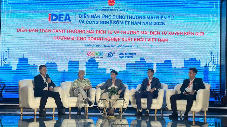 A group of people sitting on chairs
AI-generated content may be incorrect.